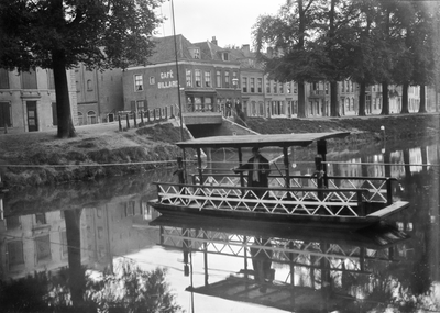 76295 Gezicht over de Stadsbuitengracht op de Weerdsingel W.Z. met op de voorgrond een overhaalschuitje te Utrecht; met ...